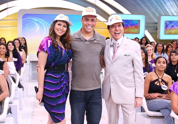 Lívia Andrade, antes e depois: ao lado de Silvio Santos, famosa recebeu Ronaldo Fenômeno no programa dominical do apresentador em 2009