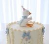Amanda Kimberlly escolheu um bolo com apenas um andar e decoração delicada para comemorar o aniversário da filha
