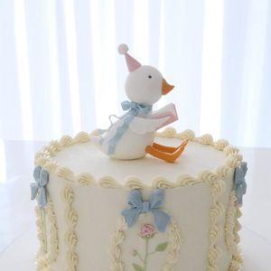 Amanda Kimberlly escolheu um bolo com apenas um andar e decoração delicada para comemorar o aniversário da filha