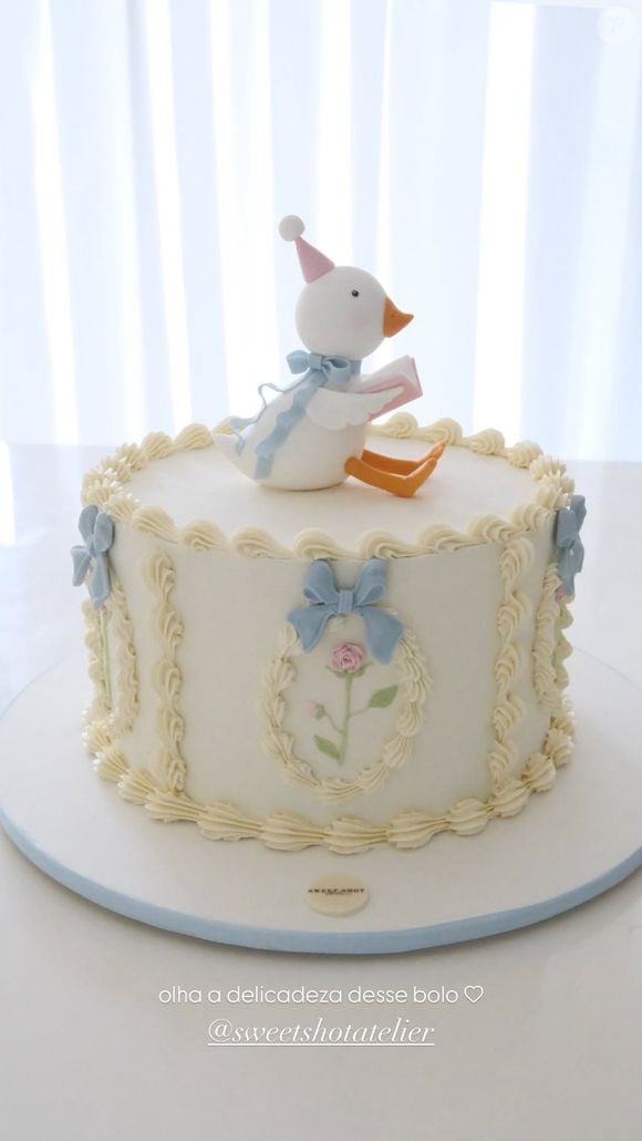 Amanda Kimberlly escolheu um bolo com apenas um andar e decoração delicada para comemorar o aniversário da filha