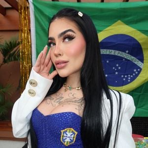 MC Mirella confirmou seu voto em Flávio Bolsonaro (PL) nas Eleições 2026 e defendeu seu direito de se posicionar politicamente, afirmando: “Minha profissão não determina minha inteligência e muito menos o meu voto”