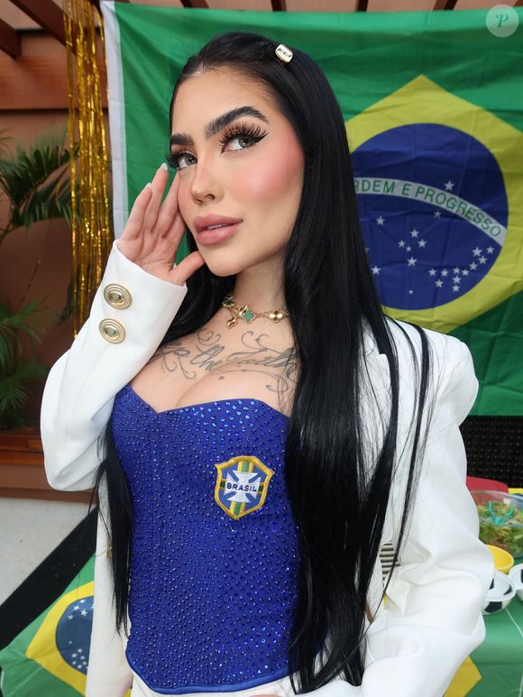 MC Mirella confirmou seu voto em Flávio Bolsonaro (PL) nas Eleições 2026 e defendeu seu direito de se posicionar politicamente, afirmando: “Minha profissão não determina minha inteligência e muito menos o meu voto”