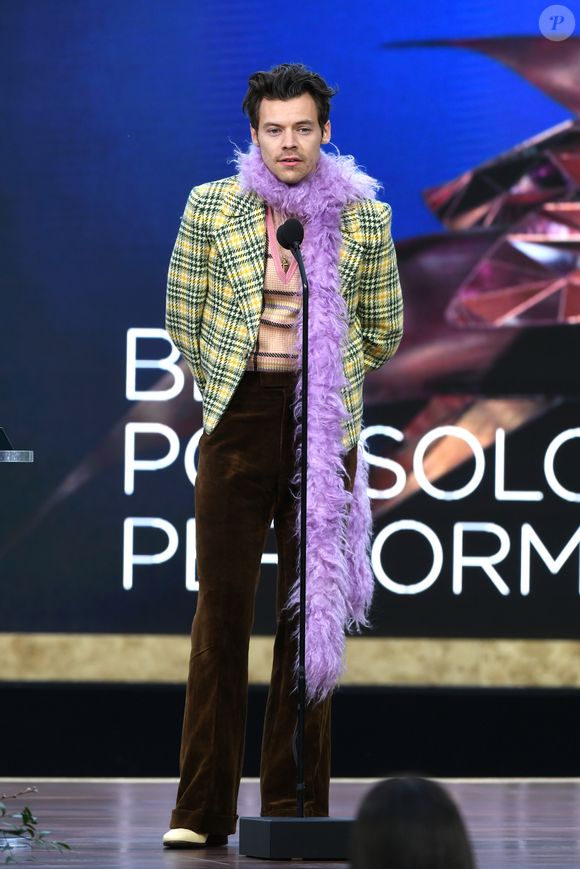 A cor lavanda, escolhida por Harry Styles para marcar sua nova era, surge como protagonista ao unir frescor e nostalgia e já desponta como o tom que deve dominar os tênis e produções mais estilosas de 2026