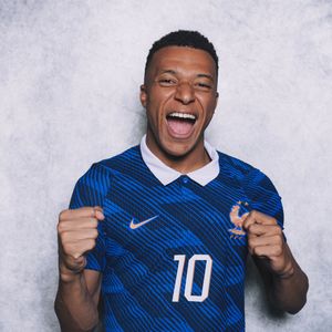 Às vésperas das oitavas de final da Copa do Mundo de 2026, Mbappé divide as atenções entre a busca pelo tricampeonato com a França e os rumores sobre sua vida pessoal, que seguem movimentando a imprensa internacional