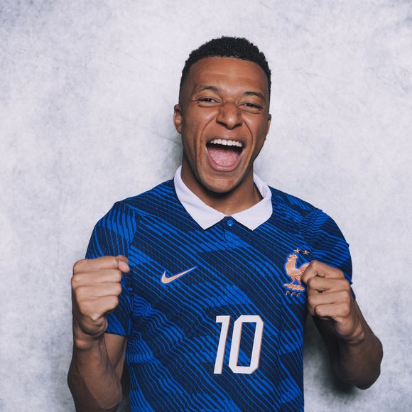 Às vésperas das oitavas de final da Copa do Mundo de 2026, Mbappé divide as atenções entre a busca pelo tricampeonato com a França e os rumores sobre sua vida pessoal, que seguem movimentando a imprensa internacional