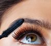 Tons verde-oliva, dourado e cinza aparecem entre os favoritos na maquiagem para olhos mel e avelã por destacarem reflexos naturais
