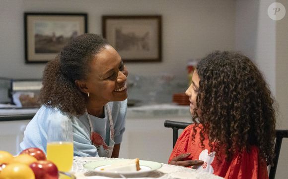 Domingas (Edlane Silva) conforta Bela (Lavínia Monteiro), ainda criança, na novela 'Por Você'