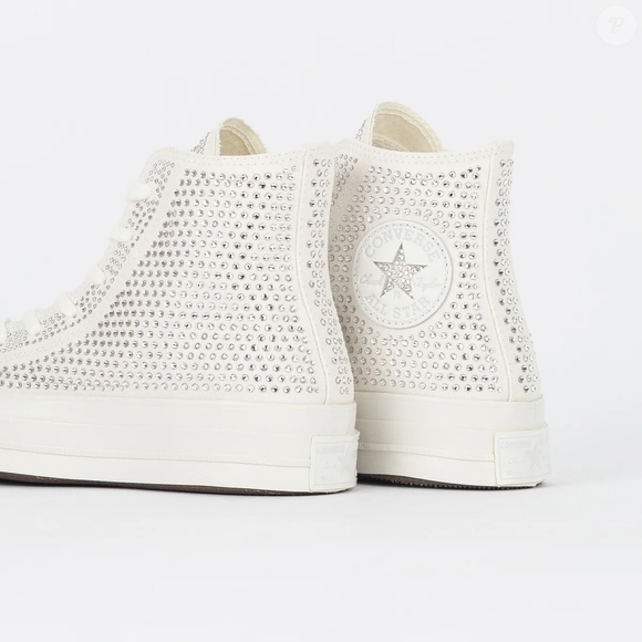 O contraste entre o formato esportivo do Chuck 70 e o brilho dos cristais Swarovski transforma o tênis em uma peça que pode ser combinada com vestidos de noiva e produções de festa