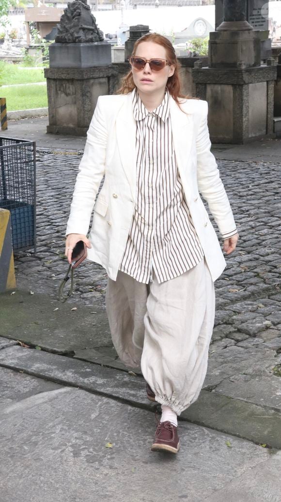 Visivelmente abalada, Letícia Colin esteve no velório de Lua Blanco, realizado nesta segunda-feira (19), no Cemitério Vertical Memorial do Carmo, no centro do Rio de Janeiro. A atriz prestou sua última homenagem à colega, que morreu aos 39 anos, e falou à imprensa sobre a fé e a religiosidade que marcaram os últimos anos de vida de Lua