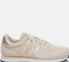 Inspirado no brilho da taça da Copa do Mundo, o New Balance 500V2 surge como uma aposta elegante para quem deseja entrar no clima do torneio sem abrir mão da versatilidade no dia a dia