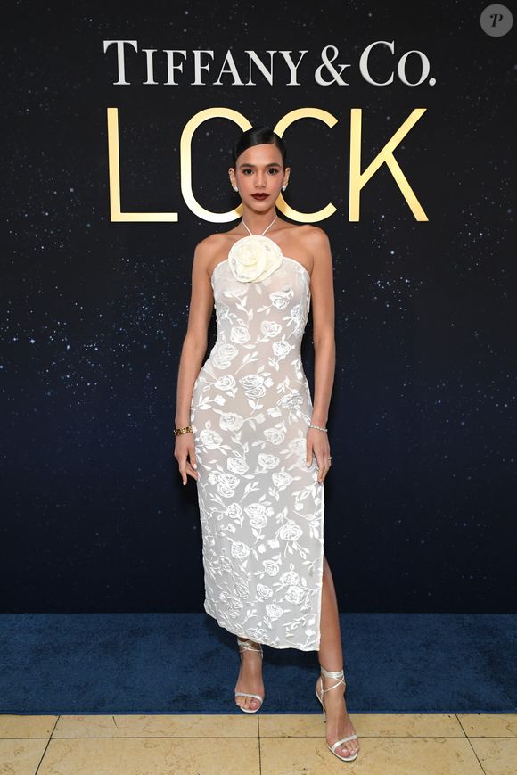 Vestido midi com tranparência e floral deu ar elegante ao look de Bruna Marquezine e pode ser boa pedida para o Réveillon