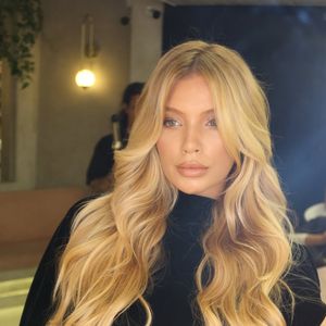 O loiro de Gabriely Miranda, esposa de Endrick, é mais estratégico do que parece. 'A raiz esfumada cria essa transição suave entre o natural e o iluminado, então o crescimento acontece de forma elegante', explicou a especialista Natasha Pires