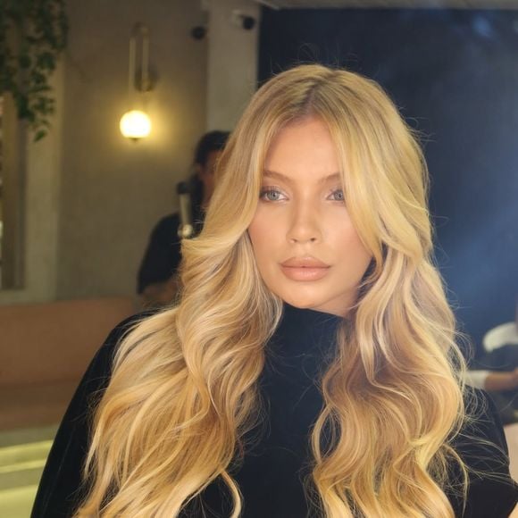 O loiro de Gabriely Miranda, esposa de Endrick, é mais estratégico do que parece. 'A raiz esfumada cria essa transição suave entre o natural e o iluminado, então o crescimento acontece de forma elegante', explicou a especialista Natasha Pires
