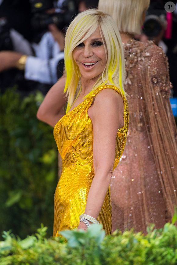 2017: apesar de procedimentos, Donatella Versace também deixava rugas e linhas de expressão à mostra