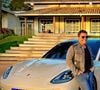 O sertanejo Eduardo Costa diante de sua fazenda em MG e ao lado de um dos seus carros de luxo