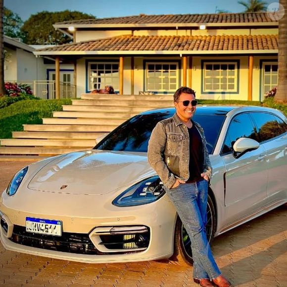 O sertanejo Eduardo Costa diante de sua fazenda em MG e ao lado de um dos seus carros de luxo