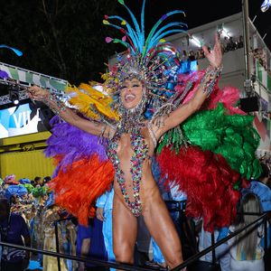 Sabrina Sato desfilou com fantasia de 40 kg