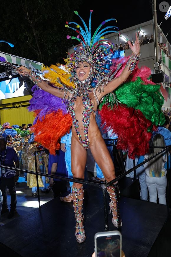 Sabrina Sato desfilou com fantasia de 40 kg