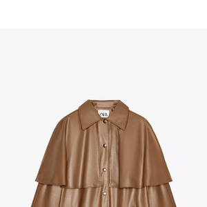 Encontramos no Enjoei um modelo semelhante: jaqueta marrom chocolate ao leite com capa de poliuretano da Zara, por R$ 549 ou em até 10x de R$ 54,90 sem juros