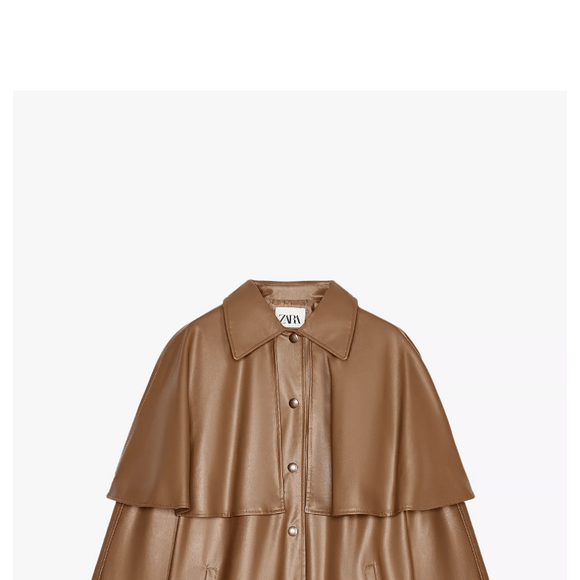 Encontramos no Enjoei um modelo semelhante: jaqueta marrom chocolate ao leite com capa de poliuretano da Zara, por R$ 549 ou em até 10x de R$ 54,90 sem juros