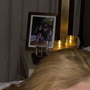 Na cabeceira da cama, uma foto de Virgínia e Vini Jr.