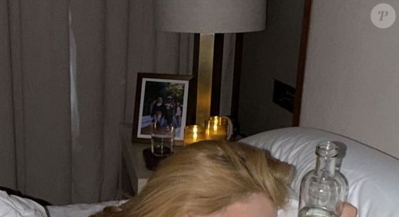 Na cabeceira da cama, uma foto de Virgínia e Vini Jr.