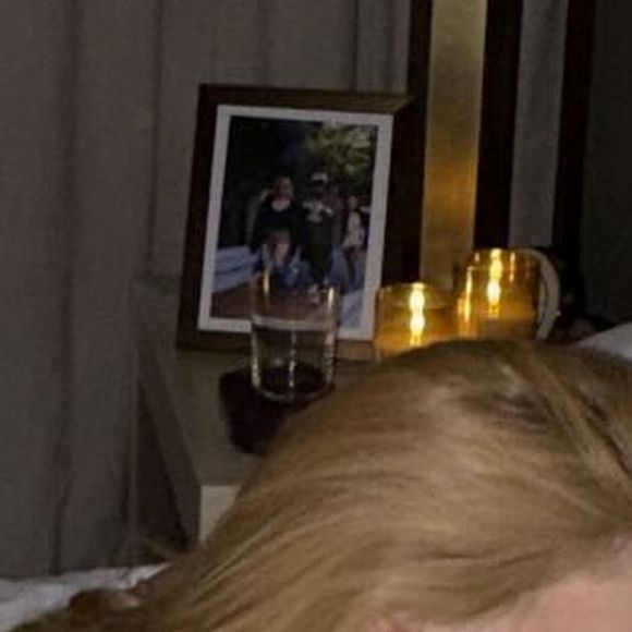 Na cabeceira da cama, uma foto de Virgínia e Vini Jr.