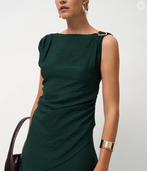 A saia midi ganha destaque pelo movimento da barra ampla, enquanto a blusa moderna atualiza a produção com um toque contemporâneo