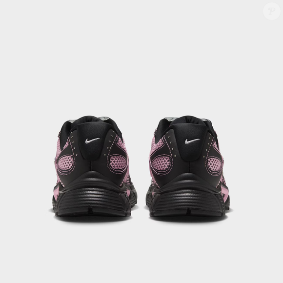 A união entre tênis esportivos e saia jeans cria um contraste interessante entre a proposta casual do calçado e o visual da peça de roupa. Com o Nike V5 Runner Feminino, a combinação também permite recuperar referências da moda dos anos 2000