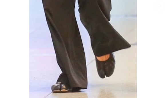 Com design icônico que divide os dedos, o modelo nasceu inspirado nas tradicionais meias japonesas tabi, utilizadas desde o século XV