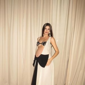 Camila Queiroz ajudou a ressignificar a moda durante a gravidez com looks icônicos e repletos de estilo, sem abrir mão do conforto