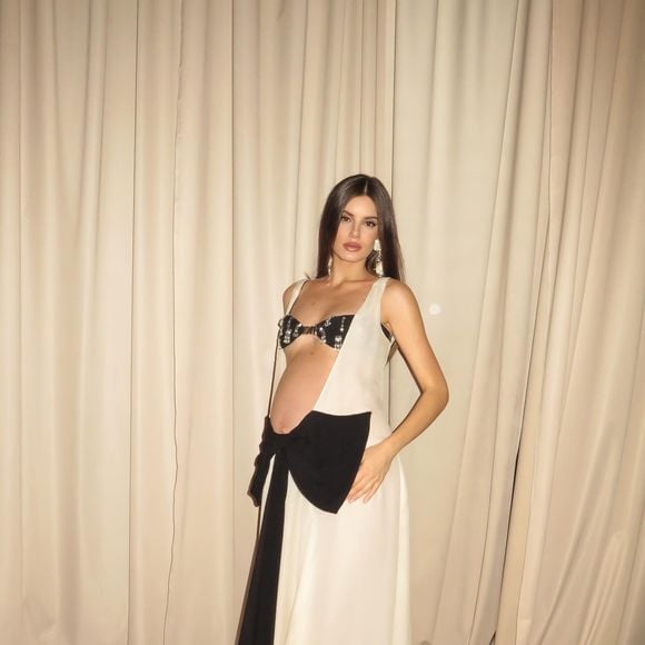Camila Queiroz ajudou a ressignificar a moda durante a gravidez com looks icônicos e repletos de estilo, sem abrir mão do conforto