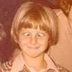 Há cerca de 47 anos, esse menino de cabelo loiro e liso fazia careta para a foto; hoje é um famoso visto por muitos na TV. Reconhece?