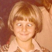 Há cerca de 47 anos, esse menino de cabelo loiro e liso fazia careta para a foto; hoje é um famoso visto por muitos na TV. Reconhece?