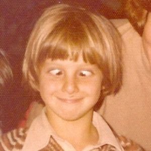 Há cerca de 47 anos, esse menino de cabelo loiro e liso fazia careta para a foto; hoje é um famoso visto por muitos na TV. Reconhece?