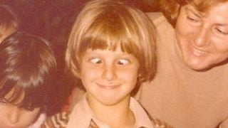Há cerca de 47 anos, esse menino de cabelo loiro e liso fazia careta para a foto; hoje é um famoso visto por muitos na TV. Reconhece?