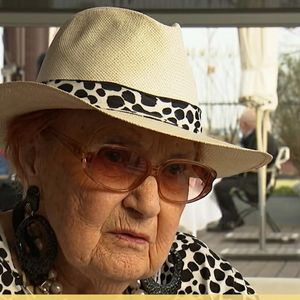 Criada pela estilista alemã Sonja de Lennart em 1948, a calça capri nasceu para valorizar a silhueta feminina e, décadas depois, segue como um dos maiores clássicos da moda
