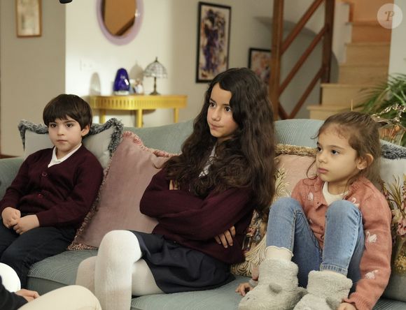 Tilsim, filha de Karsu e Reha, ao centro da foto, fia sem entender reação da mãe ao vê-la com Hande