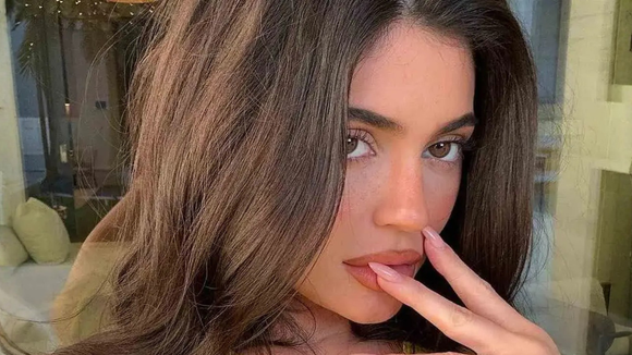 Neste setembro, as unhas da moda têm um brilho intenso e um acabamento cristalino, com aparência saudável