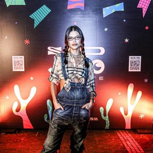 Xadrez com jeans: Vitória Strada apostou em combinação estilosa em look para festa junina