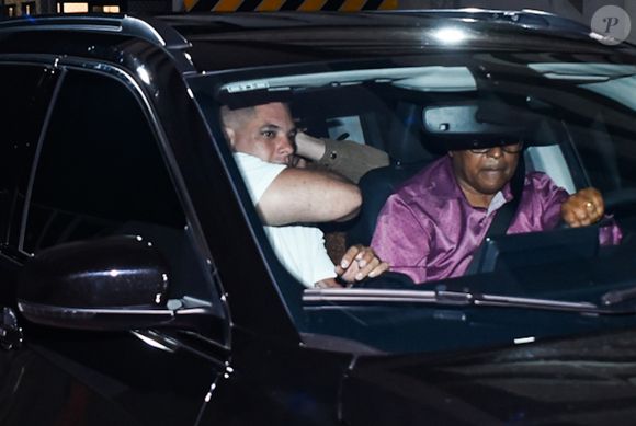 Namorado de Bruna Marquezine, Shawn Mendes cobriu o rosto ao chegar a Salvador para o Carnaval 2026