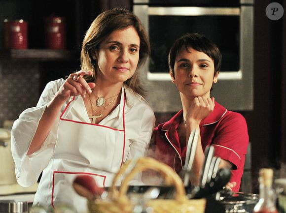 Adriana Esteves e Débora Falabella como Carminha e Nina na novela Avenida Brasil