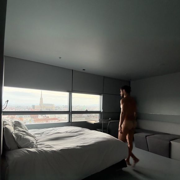 José Loreto colocou o bumbum para jogo em dois cliques e ganhou reações genuínas de seguidores