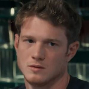 Leonardo (Pedro Novaes) buca aliança com Rogério