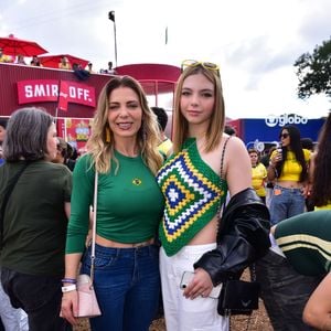 Enquanto Sheila Mello apostou em um visual confortável para enfrentar o frio, Brenda escolheu um look moderno e cheio de referências brasileiras