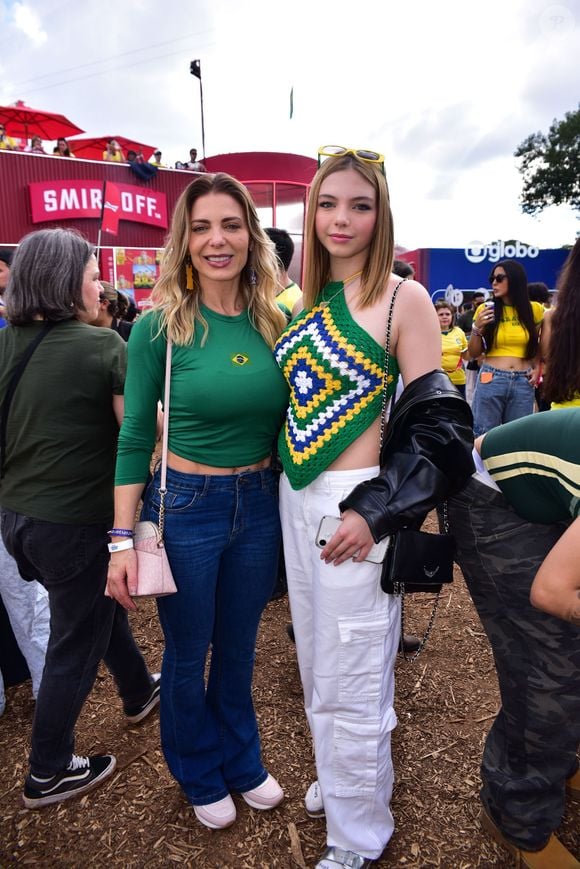 Enquanto Sheila Mello apostou em um visual confortável para enfrentar o frio, Brenda escolheu um look moderno e cheio de referências brasileiras