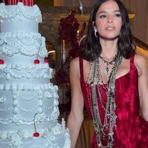 Decoração do bolo de Bruna Marquezine é semelhante à escolhida por Marina Ruy Barbosa no aniversário de 2024
