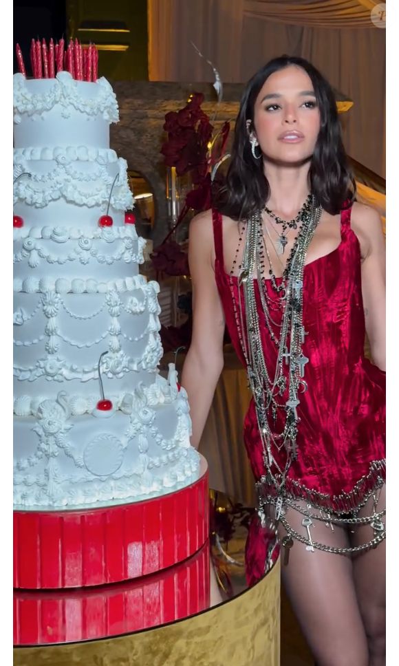 Decoração do bolo de Bruna Marquezine é semelhante à escolhida por Marina Ruy Barbosa no aniversário de 2024