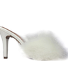 O sapato de noiva da Shopee que lembra o estilo de Marilyn Monroe une pelúcia, salto de 10 cm e muito charme para as fotos antes da cerimônia