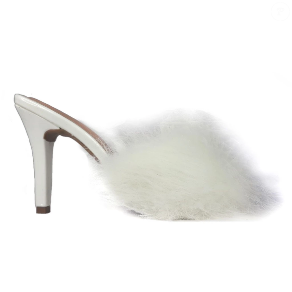 O sapato de noiva da Shopee que lembra o estilo de Marilyn Monroe une pelúcia, salto de 10 cm e muito charme para as fotos antes da cerimônia